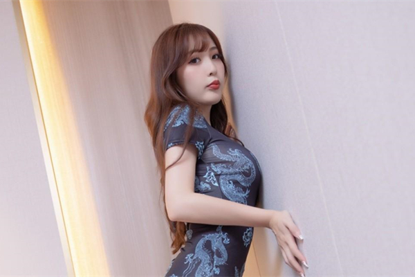 潜规则巨乳丝袜腿模