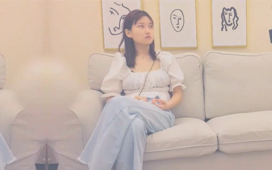 一脸呆萌乖巧兼职学生妹小哥掀起衣服看奶子