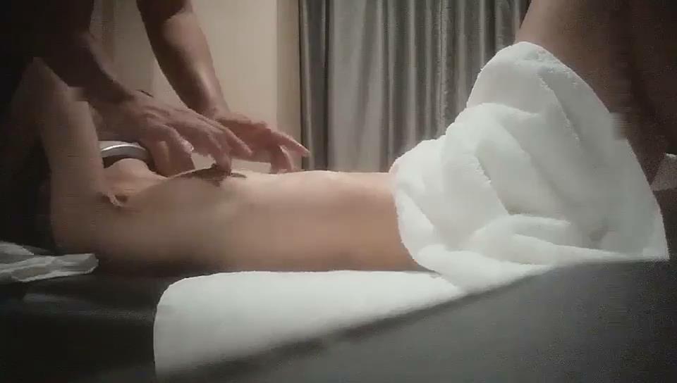 私密会所极乐减压：苗条OL嫩穴被狂操，淫水四溅求内射