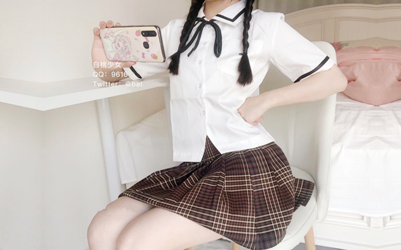 白桃少女jk少女在家的周末