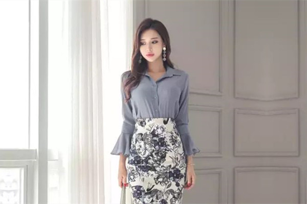 长裙美女的温柔活好不粘人激情3P口交大鸡巴让两个小哥前后玩弄激情上位后入干骚屁股前面给鸡巴舔射