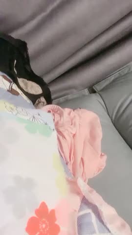 喜欢听古典音乐的巨乳大奶妹子完美露脸，自慰抠逼流了很多淫水
