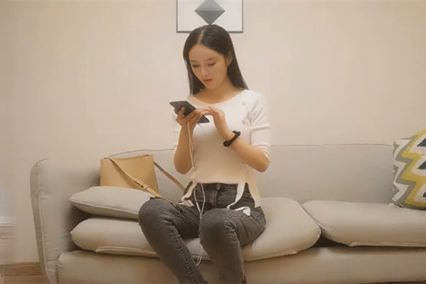 牛仔褲長相甜美妹子豹紋內衣舔弄口交自摸抽插猛操