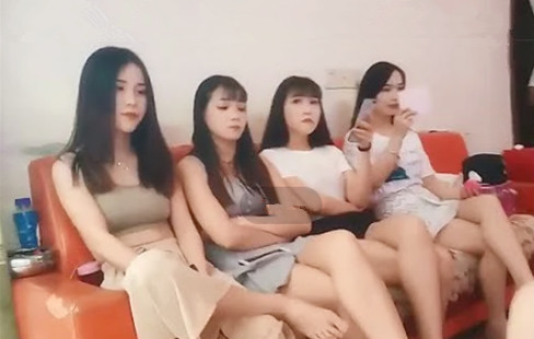 夜探红灯区逛了很多家选了骚女超近视角掰穴怼着骚穴就是操