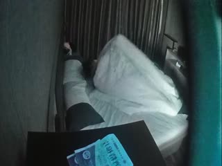 【情侣开房】男的做累了 女的意犹未尽偷偷自慰