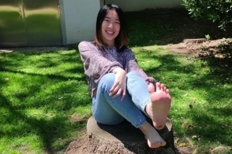 骚女留学生被绑在床上玩弄到高潮高清露脸