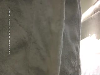 专业外围小姐姐，刚进门就穿上丝袜脱下短裙，开档黑丝丁字裤，翘着美臀69口交，搞的美女一阵一阵刺激的感觉