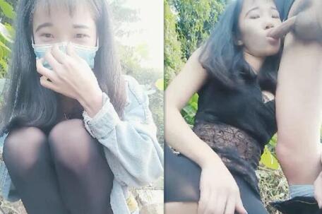 大白天野外夫妻啪啪秀各种姿势换着操女上位