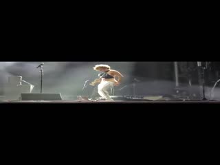 美知名摇滚乐队女主唱「乌莉斯塔」演唱现场当众脱裤“尿脸”男粉丝 高清720P原版无水印