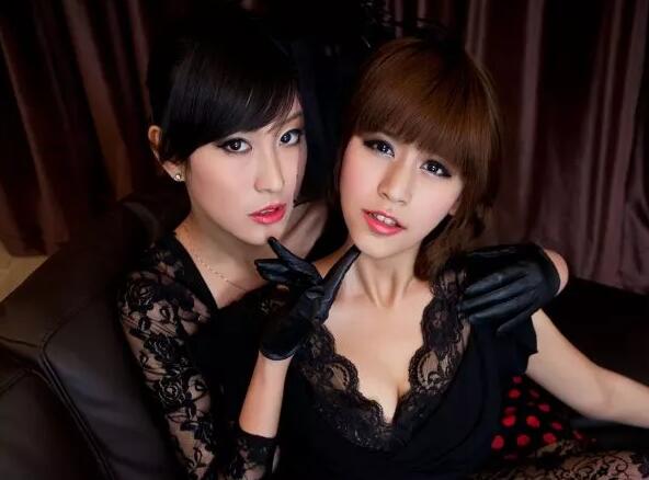 口味有点重的帅哥酒店开房双飞了情趣内衣TS美女