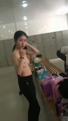 【独家首发】农大校花张xx在学校澡堂更衣室被女同学偷拍视频流出！