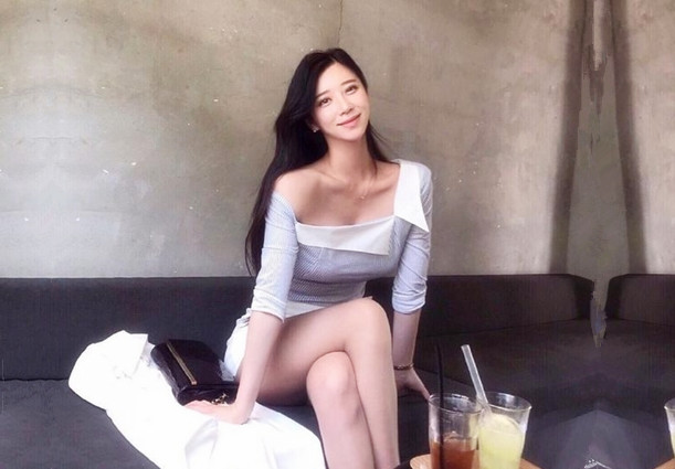 夫妻约单男3P少妇喜欢被舔穴夫妻俩拿手机同步拍摄记录超级刺激浪叫不断