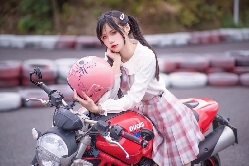 非常嫩萌妹短裙丁字裤娇小身材掰开嫩穴玻璃棒抽插出白浆很是诱惑