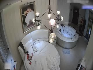 酒店偷拍时尚气质的性感美女和情人酒店私会2人迫不及待开干操完一次又一次太能叫了说：看看能不能怀孕