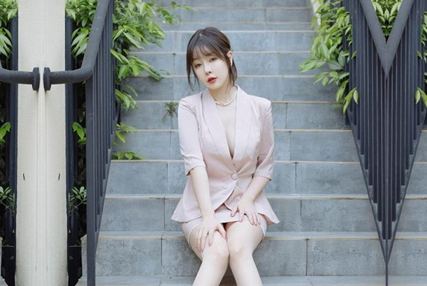 良家小姐姐换上丝袜圆润美臀长腿抠穴眉头紧锁好享受一通啪啪后头发凌乱高潮不断