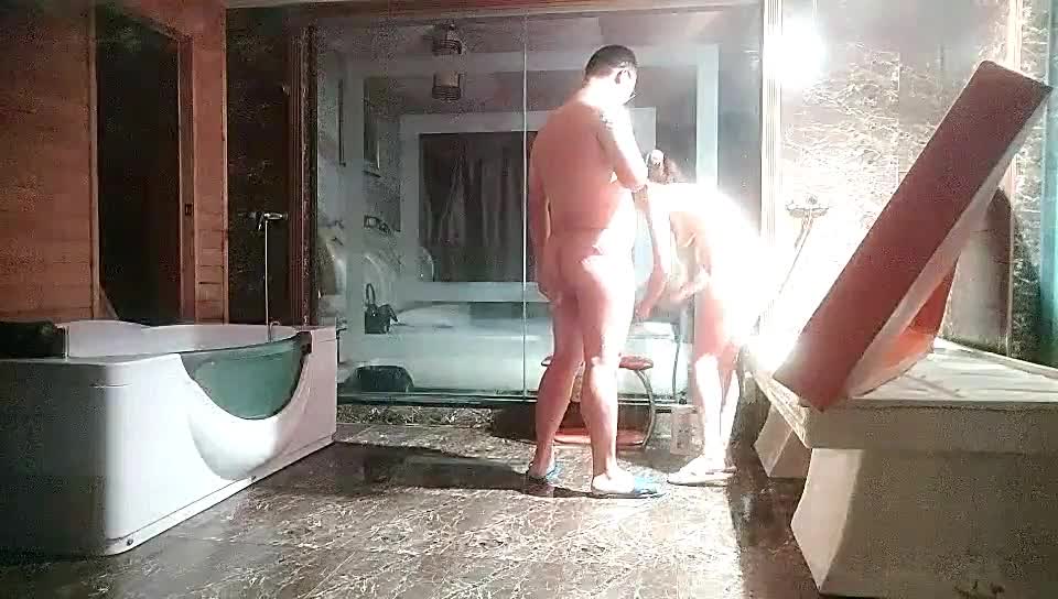 KU【探花】水疗馆女技师TP客户半套服务，洗完澡乳推磨屁股，上位骑乘摩擦舔屌，口活不错撸管射在脸上 new