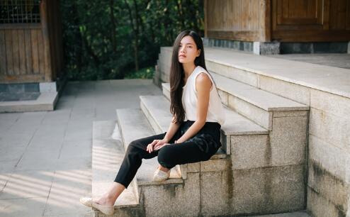 漂亮国模何梵酒店被摄影师潜规则性爱视频精彩国语对白