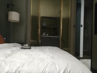 酒店偷拍大奶黑丝小姐姐