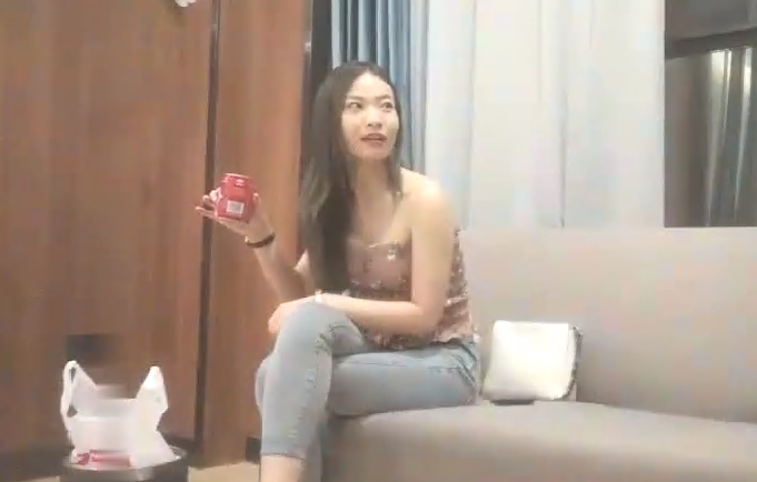 名场面小伙约操良家小骚货在哥们面前操逼美女很兴奋骑上来磨蹭深喉吸吮口活很棒