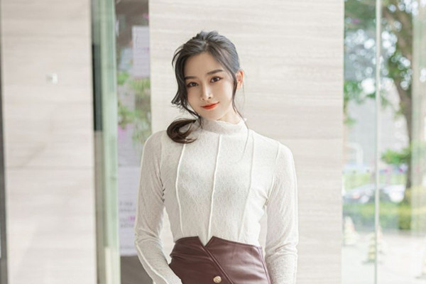 骚气御姐范少妇露脸女上位无套啪啪暴力打桩完美征服整个骚货