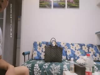 小平头网约01年JK装嫩妹，两个奶子刚好一手抓，骑在身上大屌磨蹭小穴，流出水来按头深喉，倒立69姿势口交，激情猛操浪叫