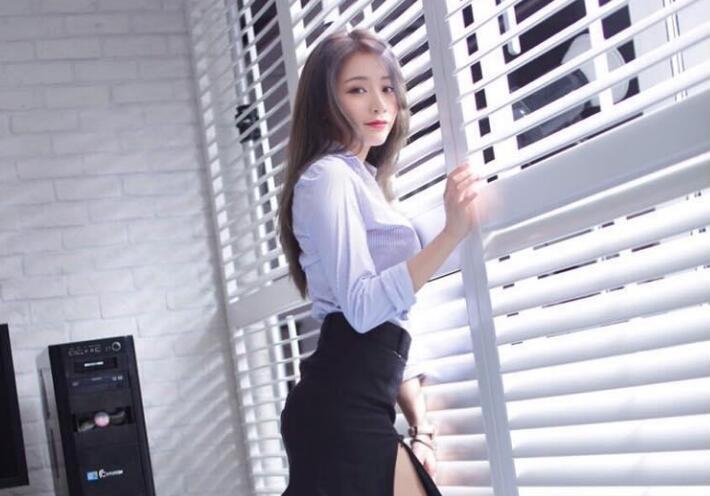 周末爆操身材超好公司小秘书穿著制服肉丝边啪边和闺蜜打电话太骚了操到抽搐对白精彩