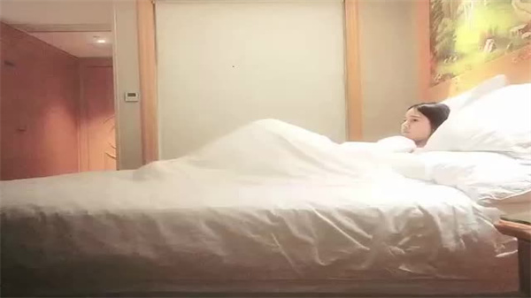 大屌魔人独爱熟女，约炮苗条贫乳御姐的诱惑激情夜