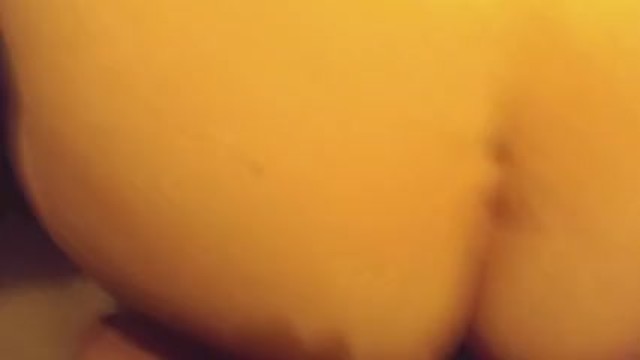 儿子偷偷溜到继母身上妈妈让她大吃一惊，从后面给了她一个奶油色的操
