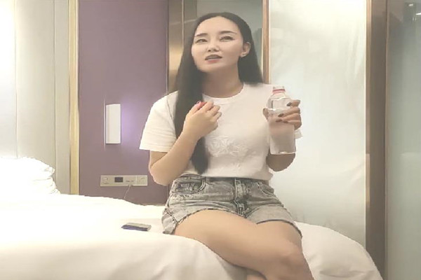 三甲医院23岁的兼职护士外围品质肤白貌美极品尤物抠穴水汪汪