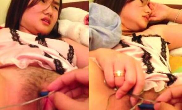 放假期间与我的极品93年小女友在她床上给玩尿了