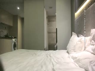 20岁身材满分腰细胸大，这美女干的太爽，等接完其它单叫回来再干，口活有技巧，骑乘缝纫机速速