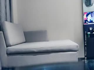 女神级乖巧高端外围美女被纹身大汉各种玩弄，手伸进衣服摸奶子，我要看看你口活怎么样，69舔逼扶着细腰后入