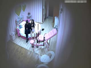 专业炮房年轻大学生情侣开房爱爱高挑美腿长发美女乳房又白又大又挺还体验一下炮椅被四眼小伙舔完再干打了4炮