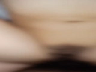 呆萌萝莉的新年第五炮，有露脸逼逼特写扩阴器看里面被爆菊花道具玩弄，多体位爆草69口，直接射在翘臀上