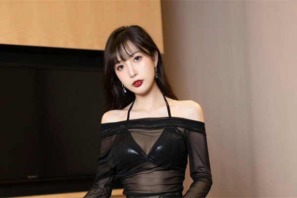 极品女神换上吊带丝袜情趣套装啪啪大战一整晚
