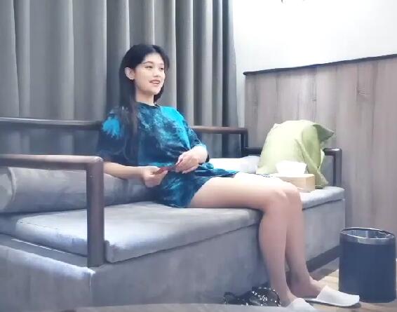 长发美女酒店沙发上被脱衣舔奶摸逼骑在身上调情口交舔逼翘着屁股大力猛操后射嘴里国语