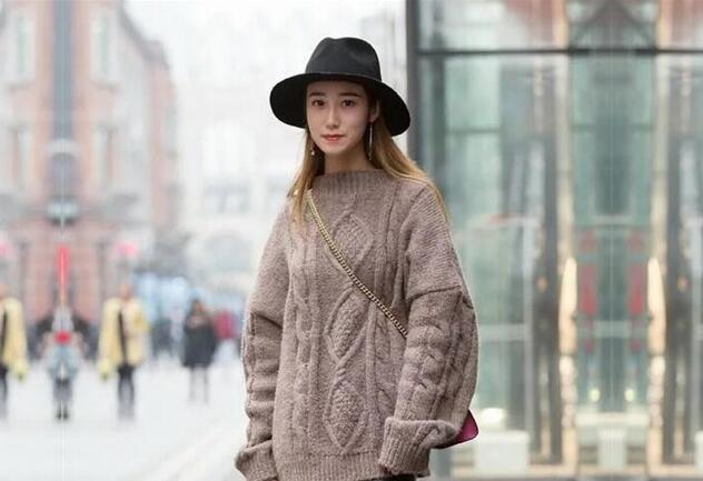 大学寻妹啪护臂纹身马尾辫妹子翘起大屁股后入晃动奶子