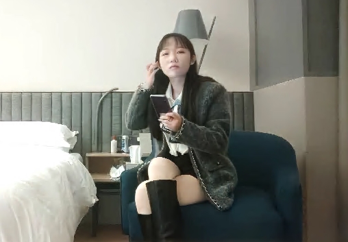 02年乖巧甜美嫩妹忍不住隔着内裤摸穴穿着高筒靴操逼翘起屁股猛顶