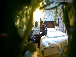 外表清纯漂亮的短发美女脱掉裤子才发现逼毛那么旺骑在男友头上让他舔干的高潮不断叫床声真是绝了