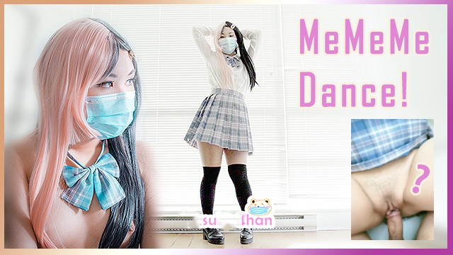 可爱的校服女孩越跳衣服越少