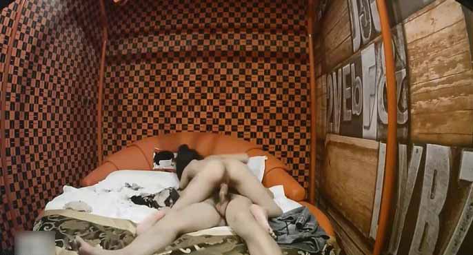 特色宾馆偷拍高颜值时尚气质的连衣裙美女下班和公司帅气男同事偷偷开房连扣带操干的呻吟大叫又白又漂亮