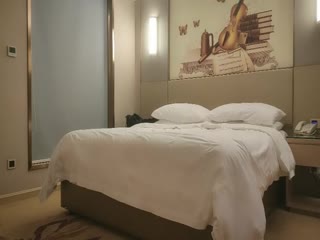 D罩杯文静外围小姐姐 解开内衣揉捏奶子 特写掰穴揉搓 扶在床边站立后入