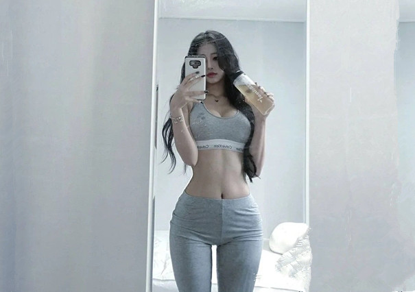 美女舔屌扣穴妹子一脸享受操到高潮呼吸急促