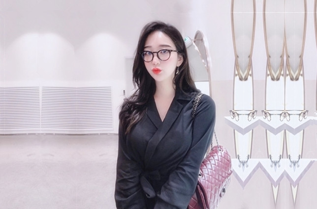 婚纱店操萝莉音小妹休学大学生眼镜妹返场搭档是个猛男各种姿势抱起来爆操-