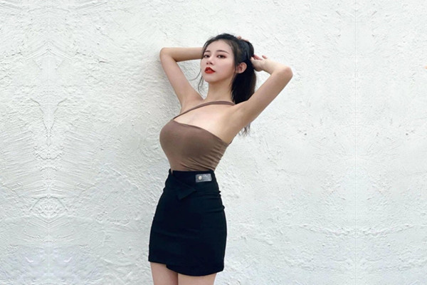 网聊良家人妻洗个澡继续第二炮舔弄无毛骚穴很爽闭眼享受后入激情爆操