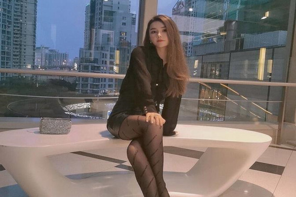 长裙韩国骚御姐开档网袜猛扣穴腰细美腿身材很棒爆操多毛骚逼