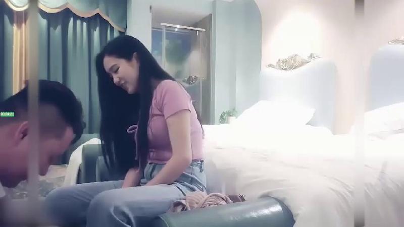 腰很軟眼鏡外圍少婦 輕松一字馬抱著向后下腰 特寫口交活不錯 抱起來操最后口爆
