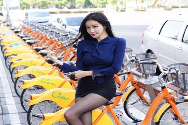 小智约了个良家小少妇床上激情爆草边亲边玩大鸡巴无套抽插