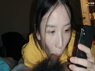 漂亮女友边吃鸡边玩手机！好像在吃冰淇淋~