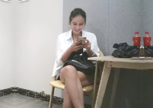 采花的阿郎笑起来甜美少妇浴室洗澡跪地口交掰穴69姿势舔逼抬起双腿抽插猛操